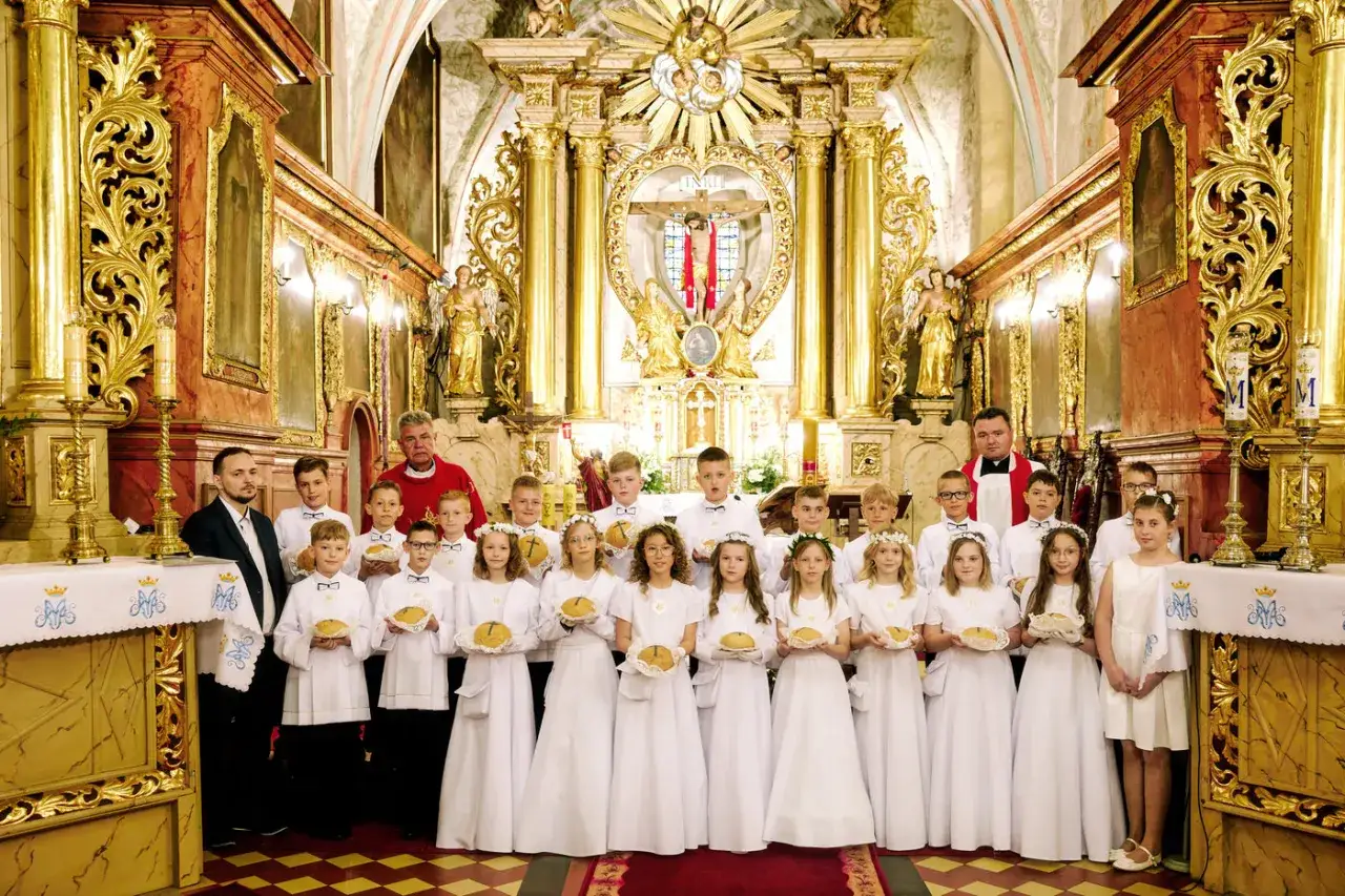 Dzieci w bieli podczas I Komunii Świętej w bogato zdobionej cerkwi. Czy można fotografować wnętrza cerkwi podczas nabożeństwa? Tak, jeśli jest to zgodne z zasadami.