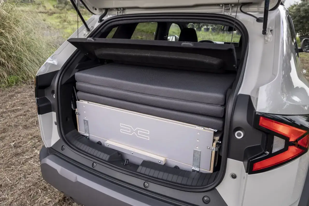 Dacia Duster bagażnik z materacem i stelażem, gotowy na podróż. Pojemność bagażnika pozwala na wygodne spakowanie wszystkiego.