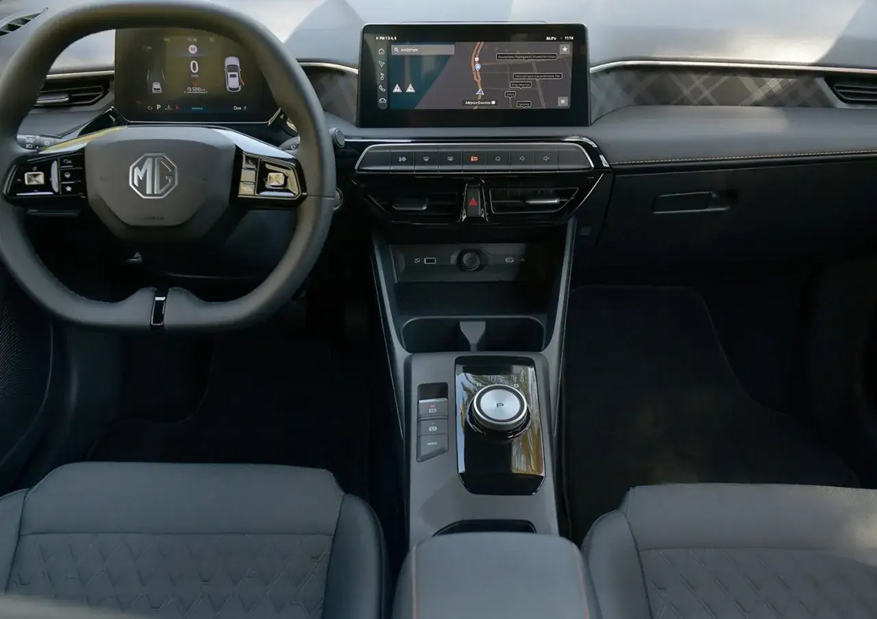 Wnętrze MG3 Hybrid: kierownica, ekran nawigacji, panel środkowy z selektorem biegów i nowoczesne fotele.