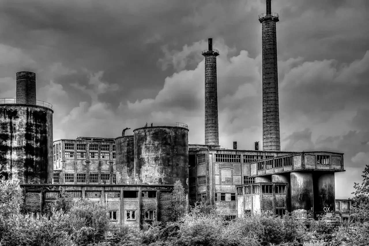 Verlassene Fabrik mit zwei hohen Schornsteinen, die an die d&uuml;steren Drehorte von 