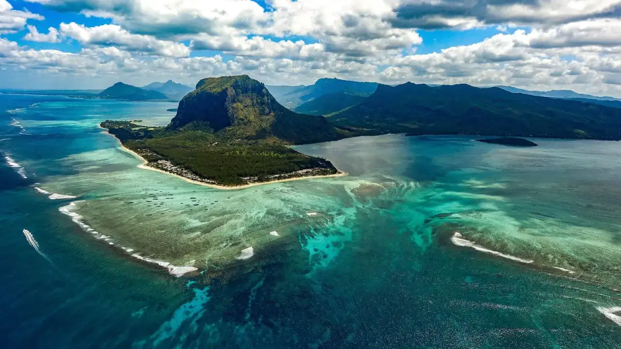 Widok z lotu ptaka na Le Morne Brabant, Mauritius. Turkusowa woda, rafy koralowe i góry tworzą malowniczy krajobraz.