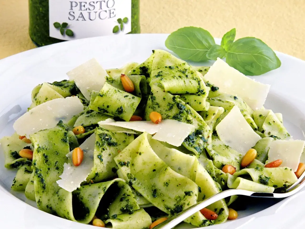 Leckere Pasta mit Basilikum Pesto, Pinienkernen und Parmesan. Ein einfaches Basilikum Pesto Rezept f&uuml;r den Sommer.