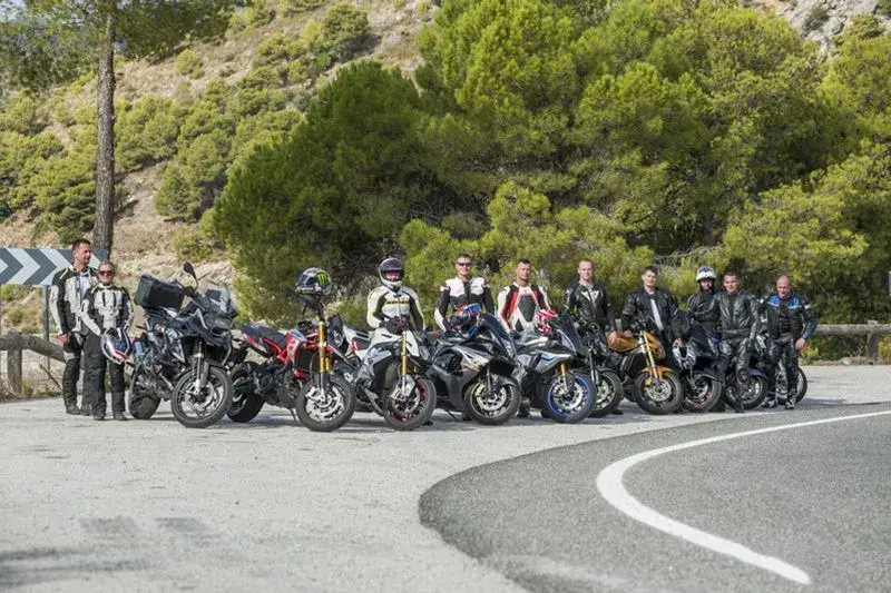 grupa motocyklist&oacute;w z interkomami