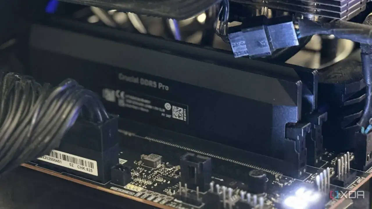 Ein Crucial DDR5 Pro RAM-Riegel ist in einem Computer verbaut. Kabel und Motherboard sind sichtbar.