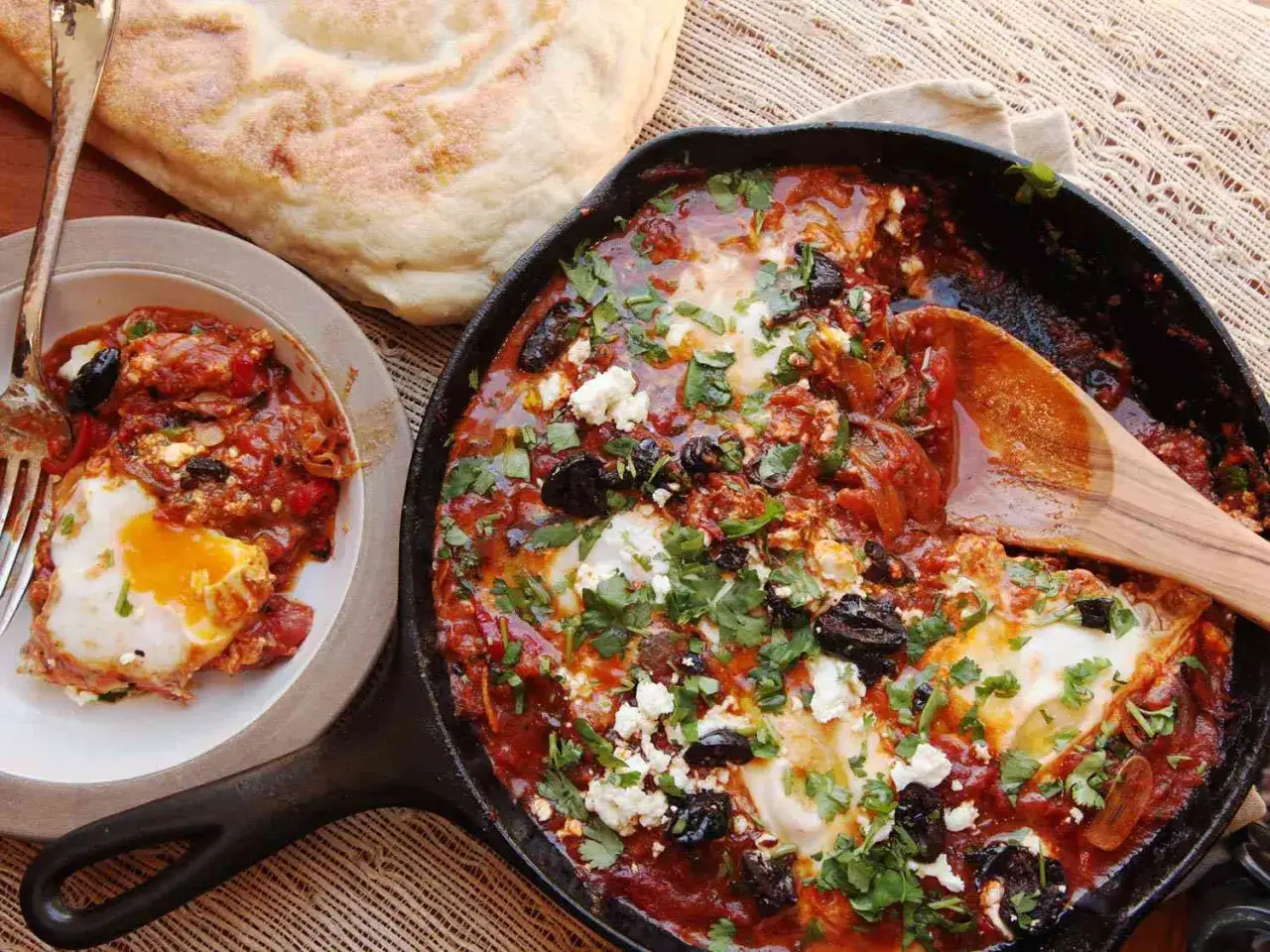 En smakrik shakshuka med &auml;gg, fetaost och oliver i en gjutj&auml;rnspanna. Perfekt f&ouml;r ett mysigt frukostrecept.