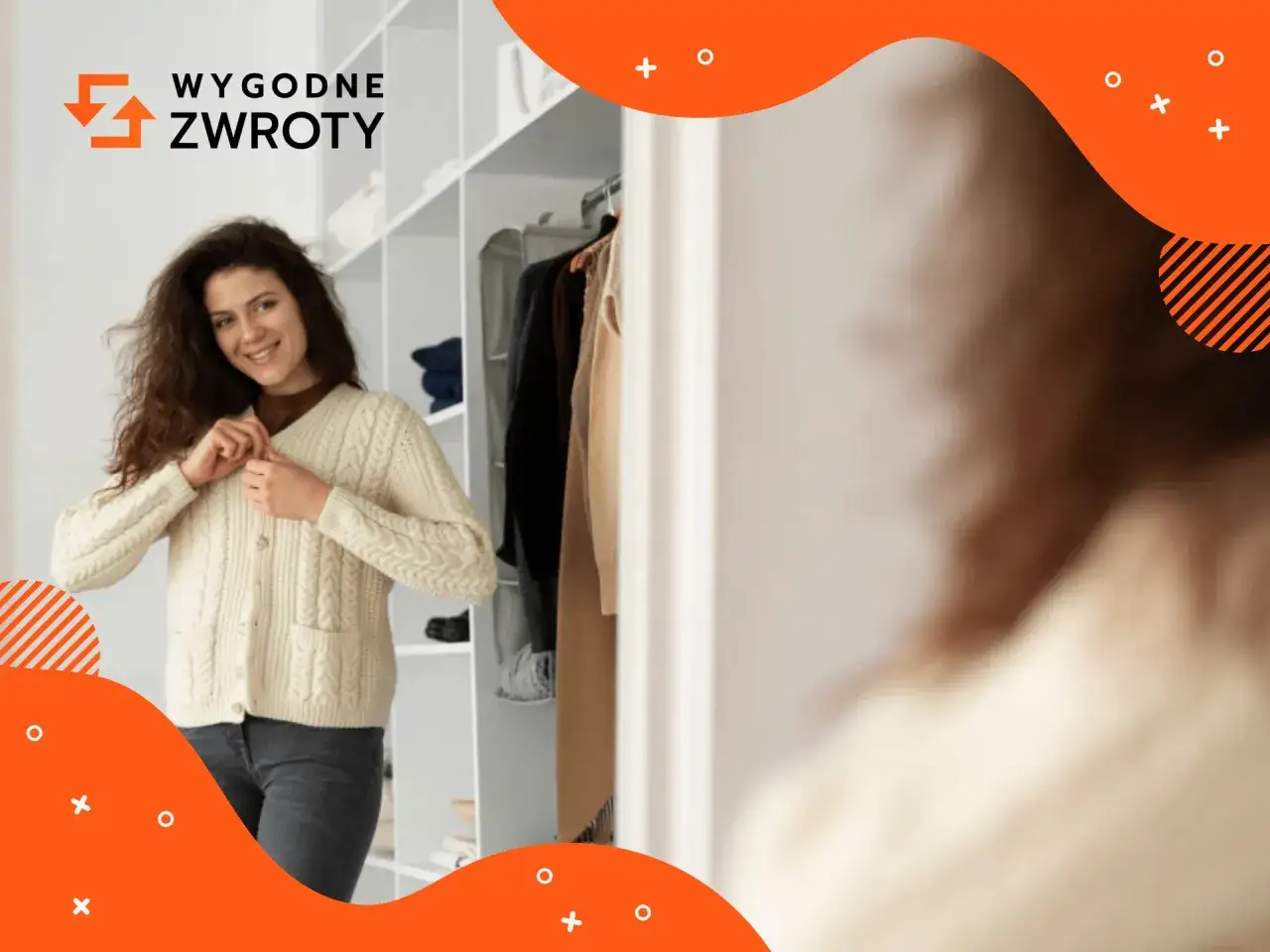Kobieta w beżowym swetrze przymierza ubrania. Logo 