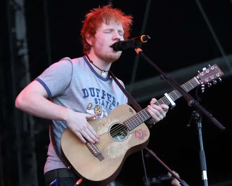 Ed Sheeran z małą gitarą na scenie