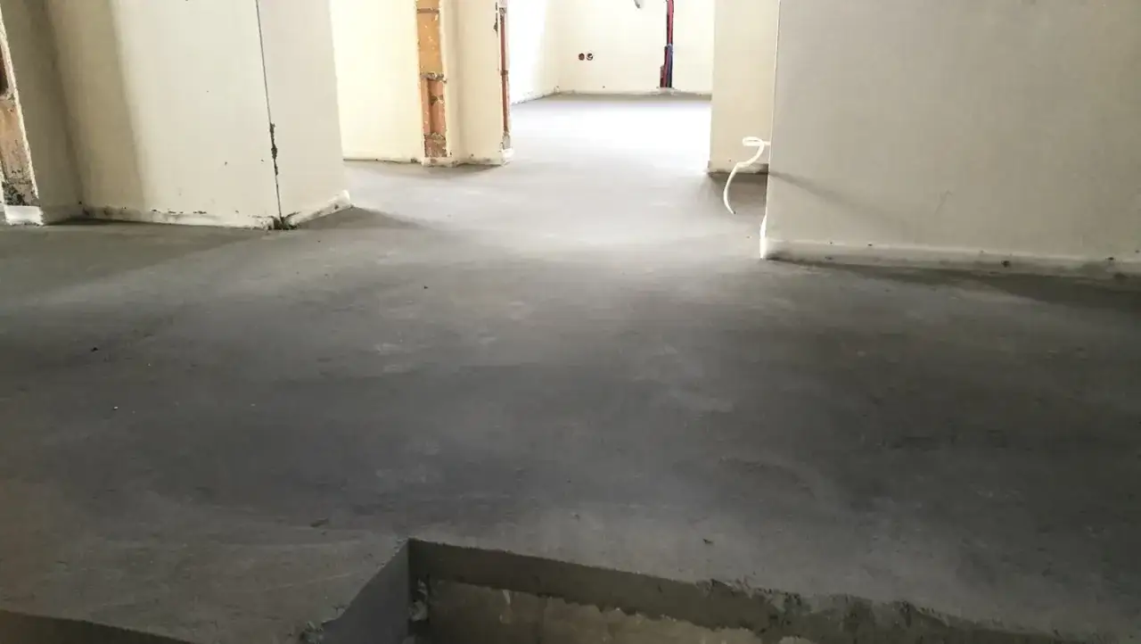 Surowe, szare wylewki betonowe w nowym budownictwie. Czekamy na dalsze prace, co po wylewkach?