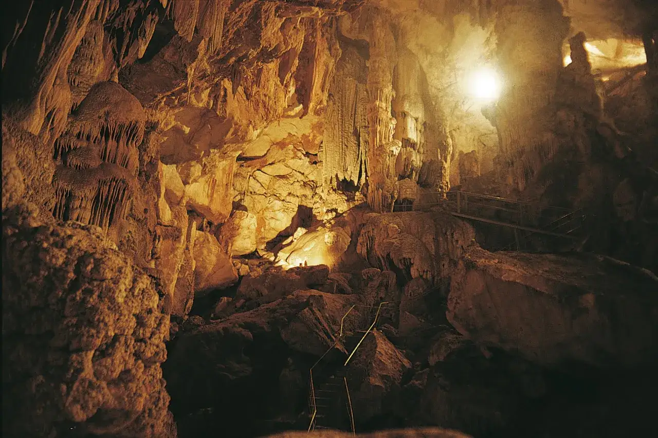 Le **grotte di Ispinigoli** rivelano un mondo sotterraneo di stalattiti e stalagmiti, con passerelle che invitano all'esplorazione di questo spettacolo naturale.