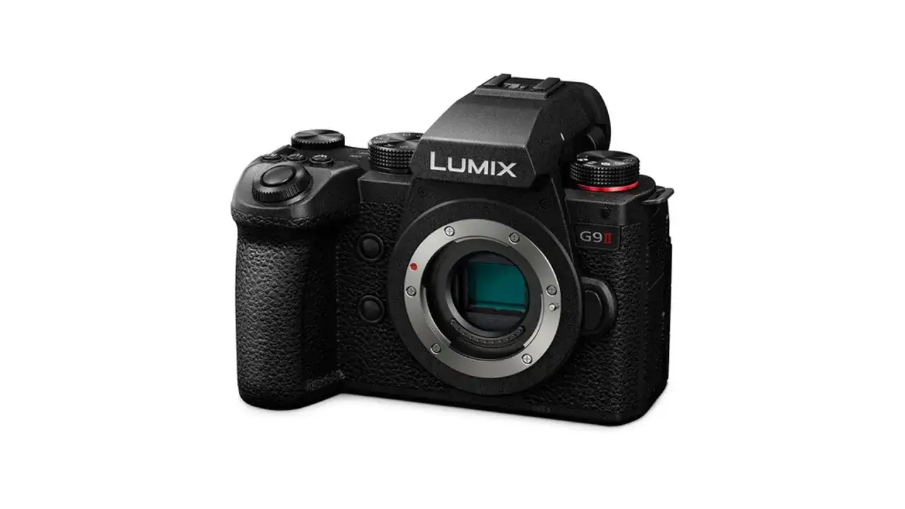 Appareil photo noir Lumix G9 II, prêt à capturer le monde avec sa lentille argentée.