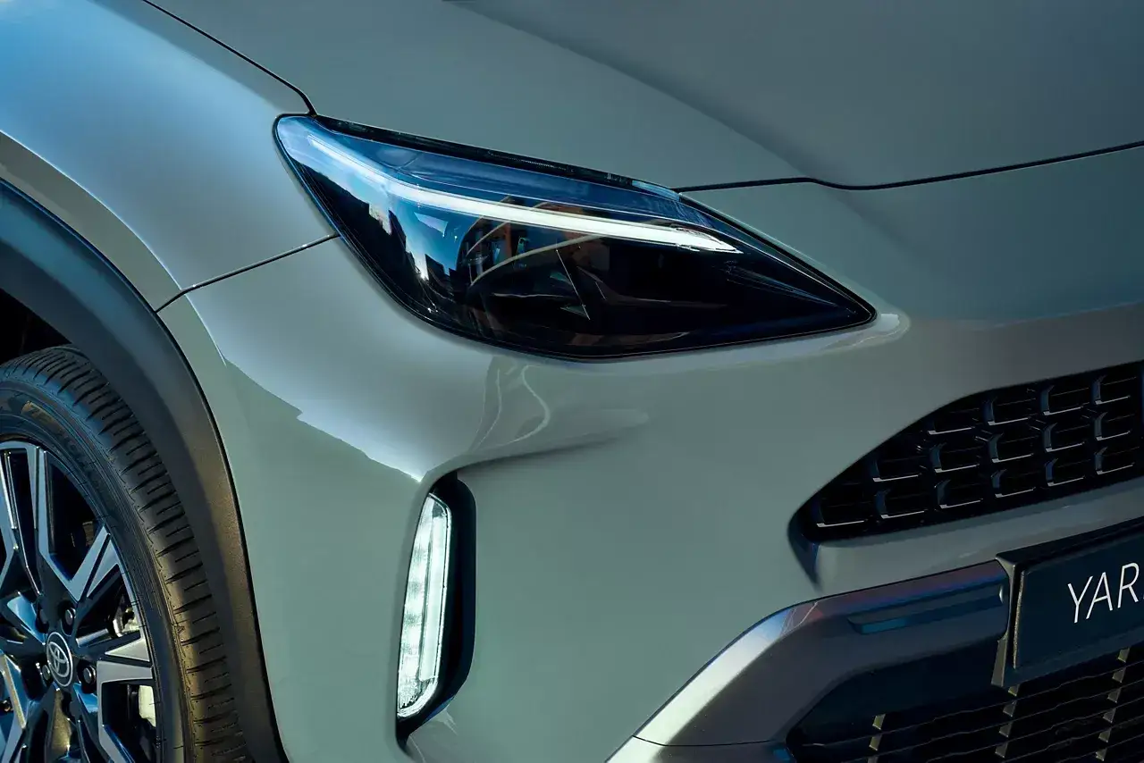 Detaljerad bild av en modern bil med automatl&aring;da. Framlyktan har en distinkt LED-signatur.