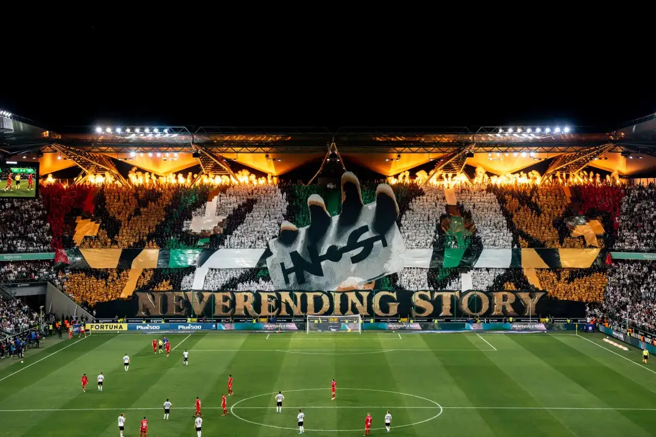 Niesamowita oprawa ultrasi Legii tworzą gigantyczną choreografię z napisem 