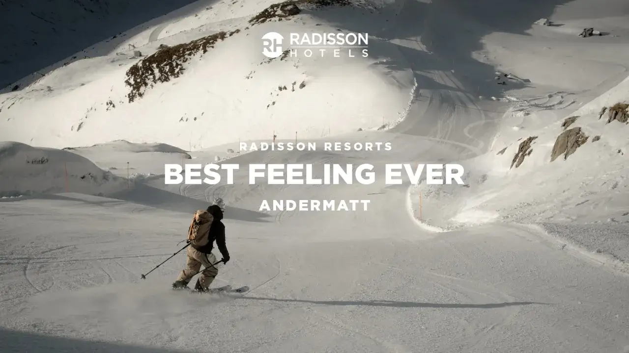 Skifahrer genie&szlig;t die Piste am Radisson Blu Hotel Andermatt. 