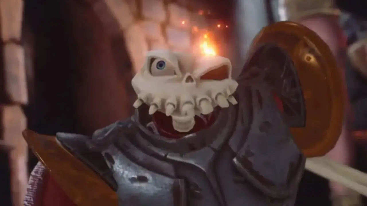 Sir Daniel Fortesque w zbroi, z płomieniem nad czaszką, w zapowiedzi Medievil 2 remake.