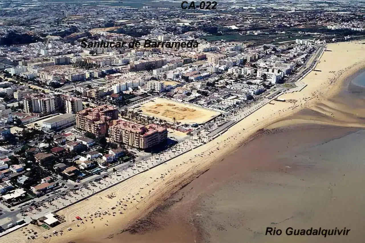 Vista aérea de Sanlúcar de Barrameda, con el río Guadalquivir. Ideal para saber cómo llegar a Sanlúcar de Barrameda.