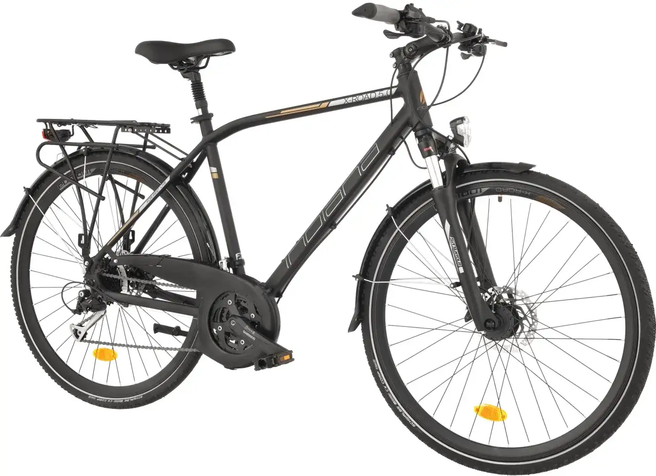 Czarny rower trekkingowy Indiana X-Road 5.0, z bagażnikiem, błotnikami i oświetleniem. Idealny na miejskie i leśne ścieżki.