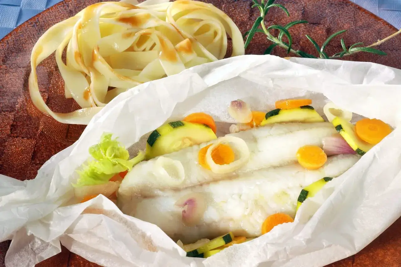 D&eacute;licieux cabillaud en papillote avec l&eacute;gumes croquants et p&acirc;tes fra&icirc;ches. Un plat sain et savoureux.
