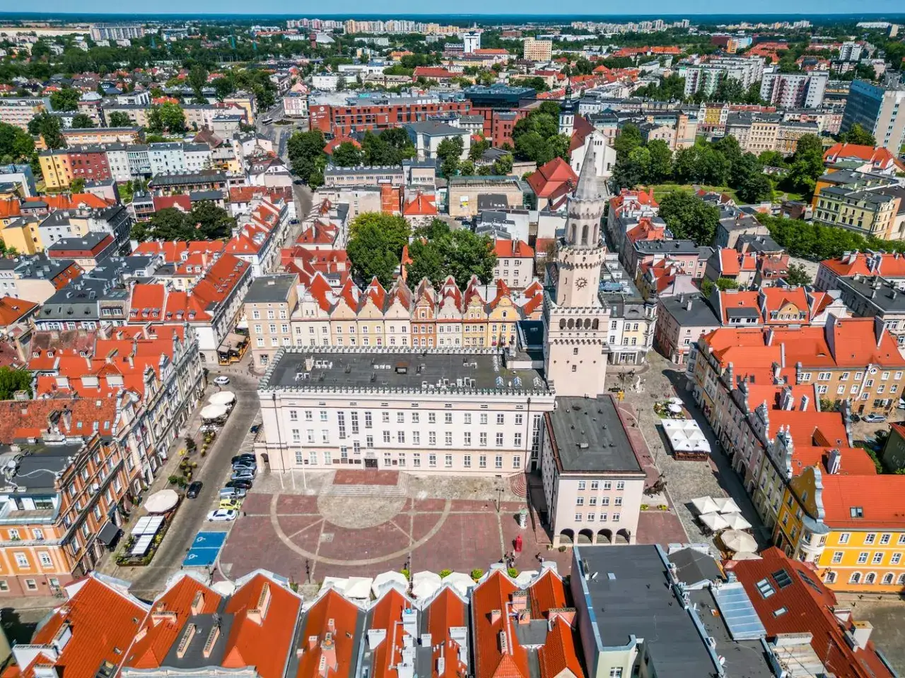Rynek w Opolu z ratuszem i wieżą. Piękne kamienice i urokliwe opole atrakcje zachęcają do zwiedzania.