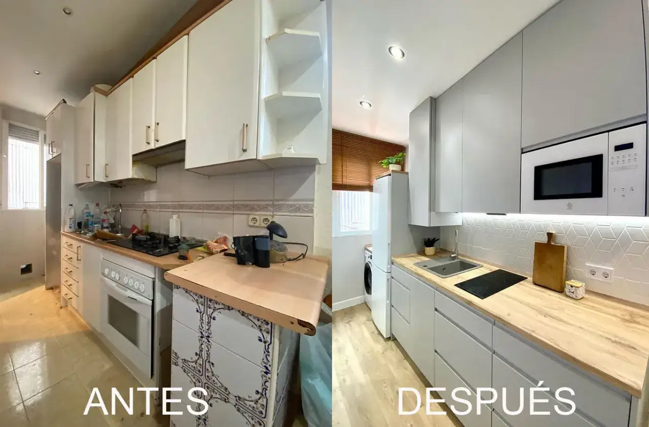 Cocina antes y después de una reforma. La cocina antigua, con azulejos y muebles blancos, se transforma en un espacio moderno y funcional con muebles grises y encimera de madera.