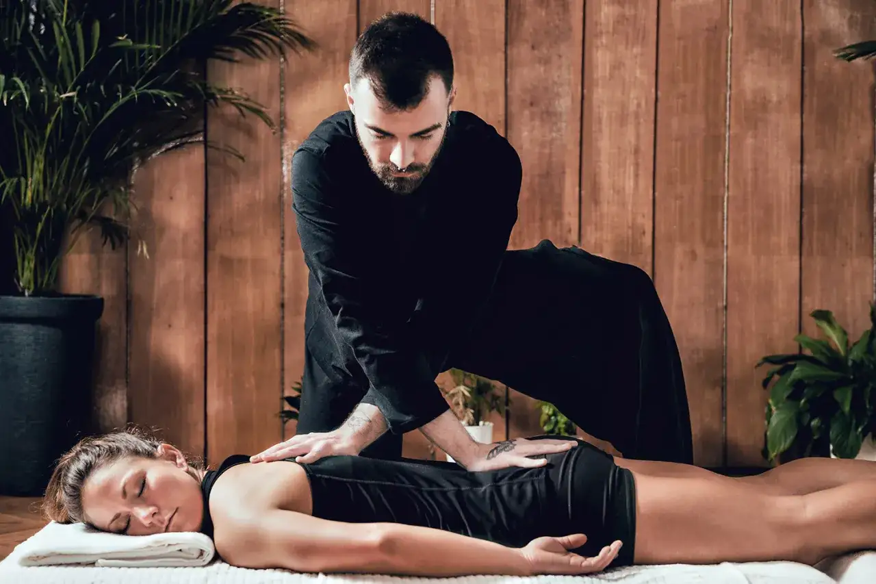 Masaż Shiatsu na macie futon