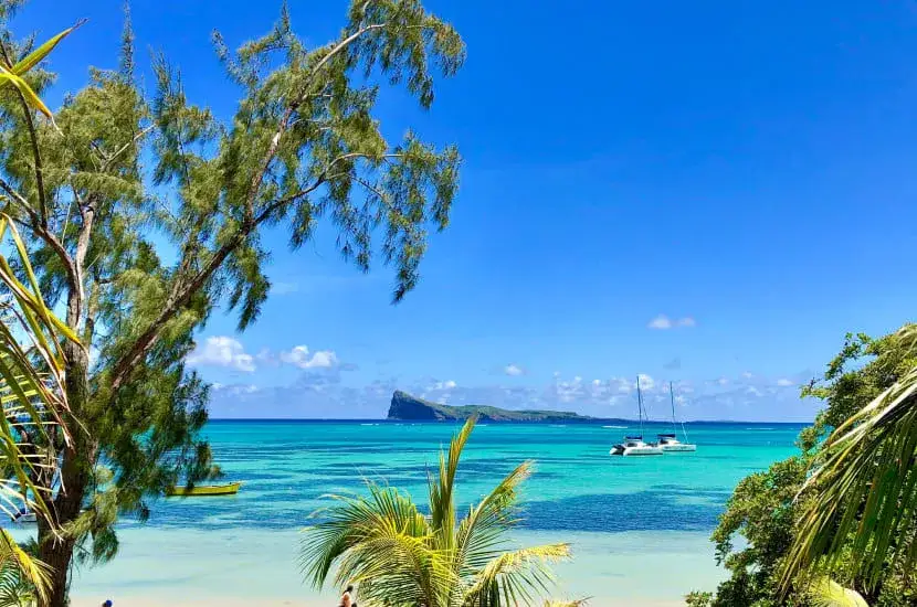 Zdjęcie Ile godzin trwa lot na Mauritius? Sprawdź, co wpływa na czas podróży