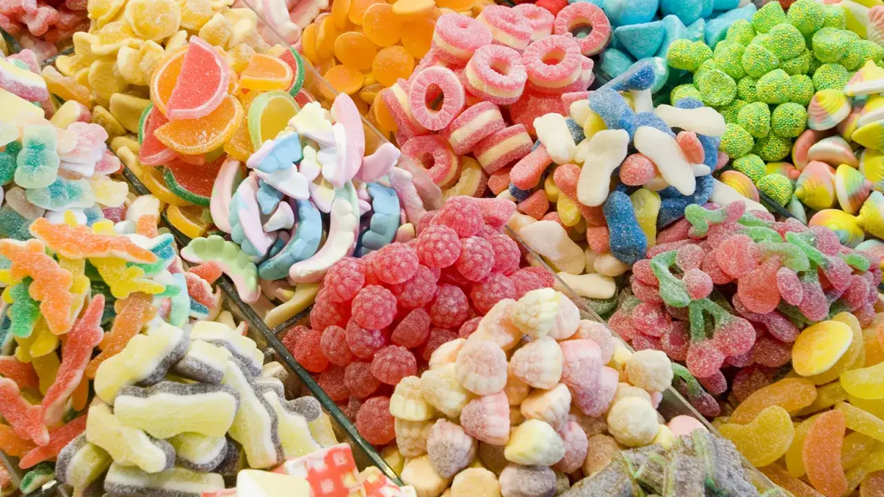 Un surtido vibrante de dulces en ingl&eacute;s: ositos de goma, cerezas, anillos y m&aacute;s, un fest&iacute;n de colores y sabores.
