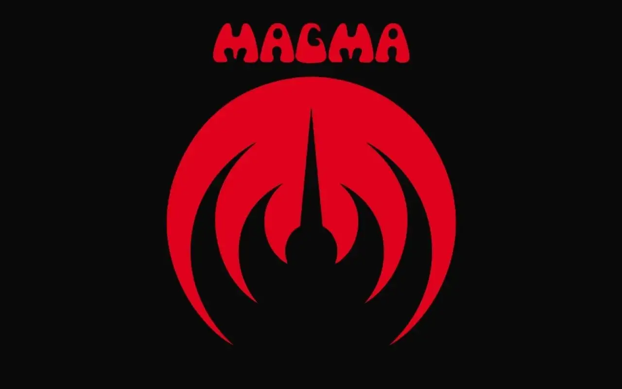 Le logo rouge du groupe Magma sur fond noir, &eacute;voquant une &eacute;ruption volcanique stylis&eacute;e.