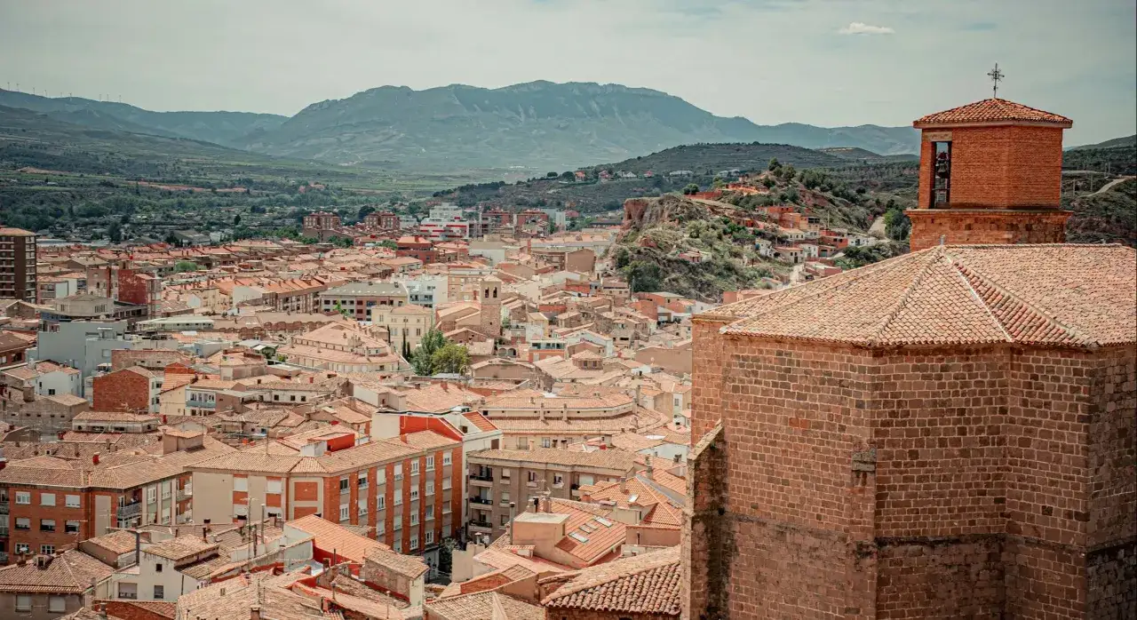 Vista panor&aacute;mica de Arnedo, con tejados naranjas y monta&ntilde;as al fondo. Descubre c&oacute;mo llegar a este pintoresco pueblo.