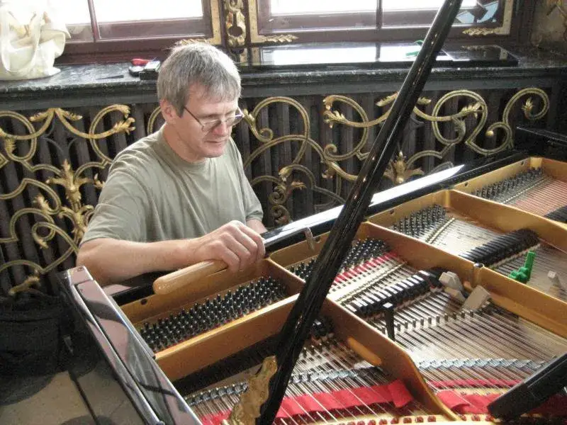 stroiciel pianina przy pracy