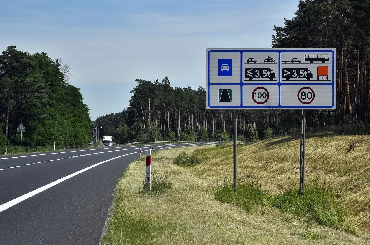 Droga ekspresowa jednojezdniowa z ograniczeniami prędkości 100 km/h dla pojazdów do 3,5t i 80 km/h dla ciężarówek.