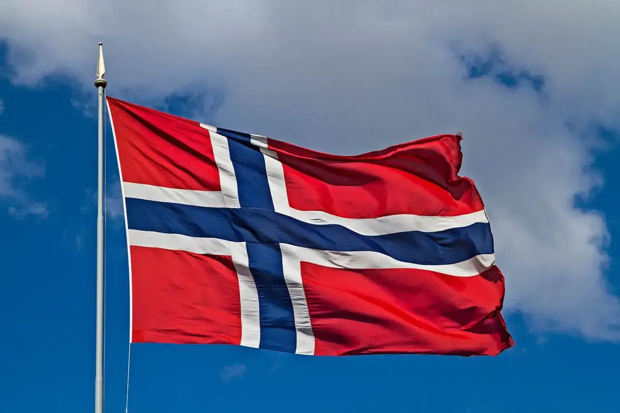 Norweska flaga powiewa na wietrze. Marzę o pracy z norweskim, by poczuć ten klimat.