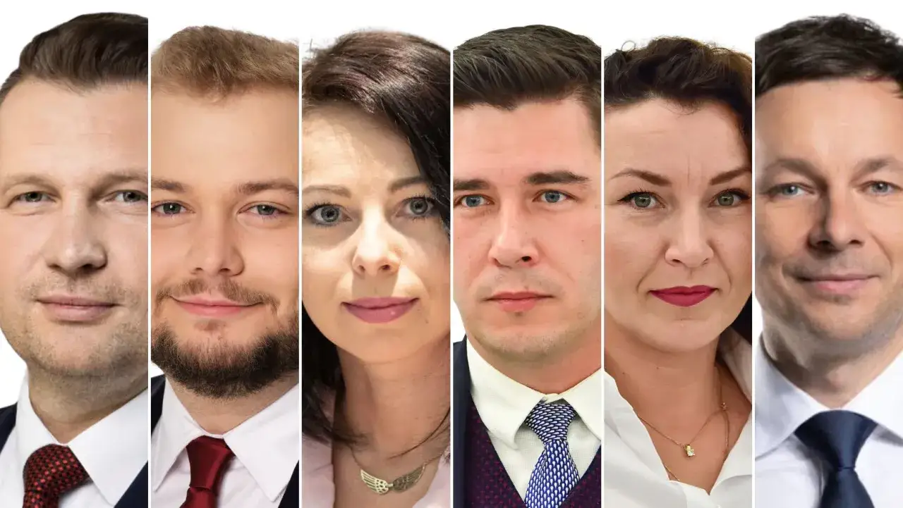 Siedmioro polityków, być może zastanawiających się, ile jest posłów w Sejmie.