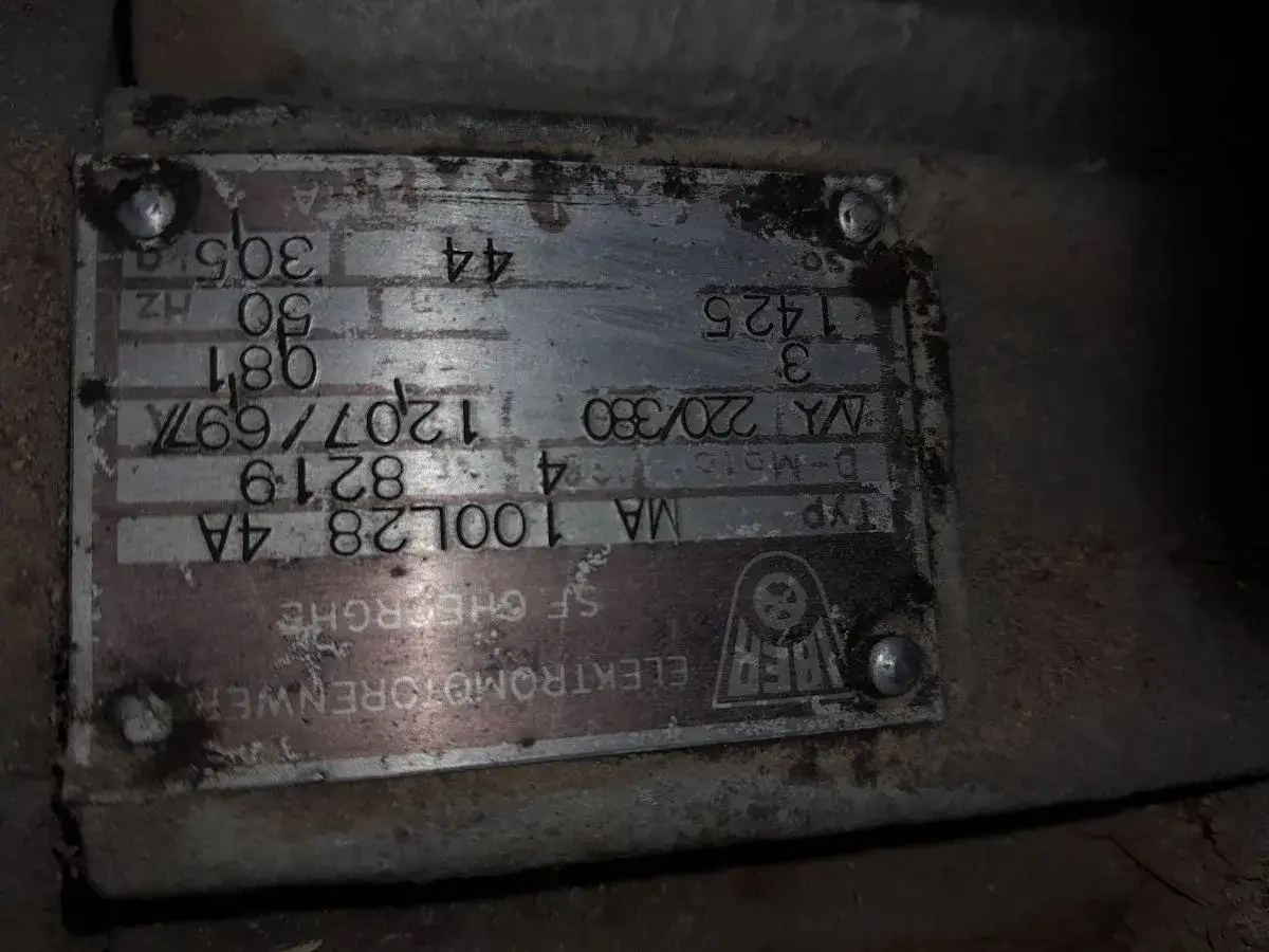 Tabliczka znamionowa silnika elektrycznego z danymi technicznymi, m.in. moc silnika 4A, napięcie 220/380V, 50Hz.