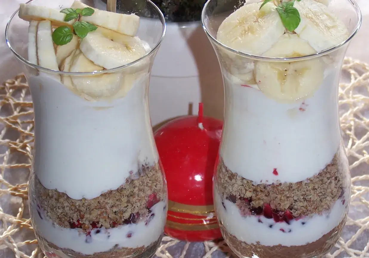 Szybki deser z niczego: warstwy jogurtu, owoców, orzechów i banana w szklankach.