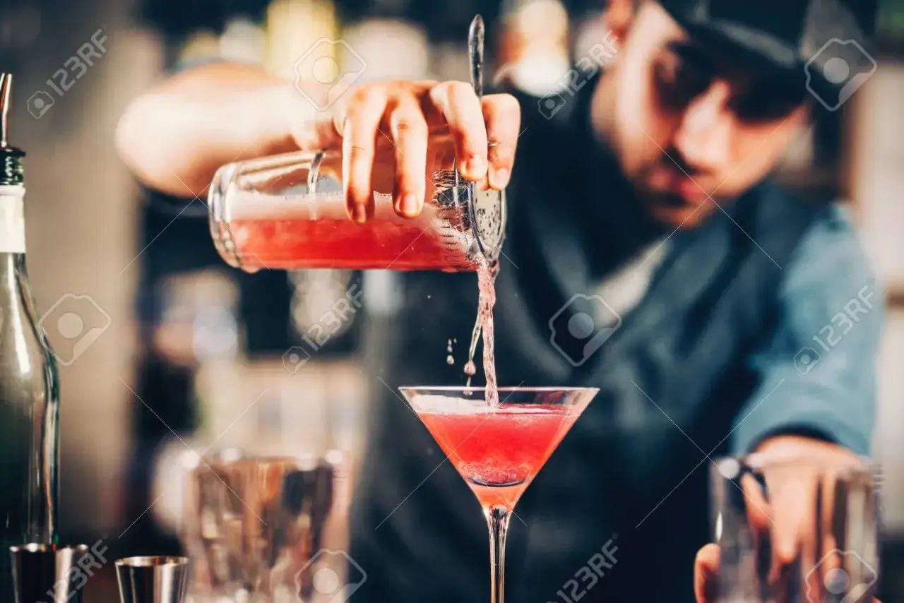 barman przygotowujący koktajl w eleganckim barze