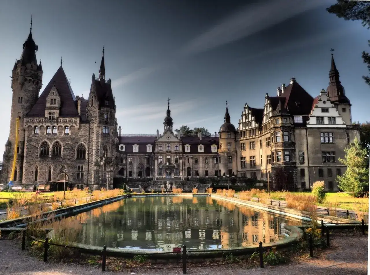 Zamek Moszna, jeden z najbardziej magicznych miejsc opolskich, odbija się w stawie.