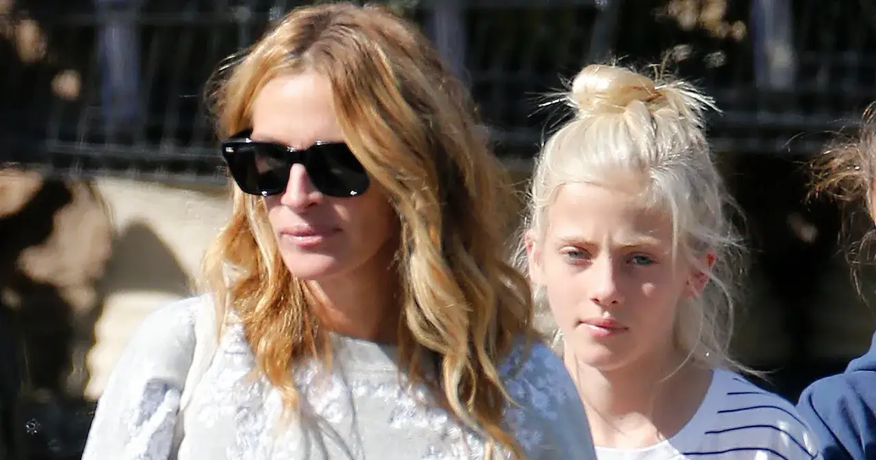 Julia Roberts z dziećmi, w tym z córką Hazel Moder, spaceruje w słońcu.
