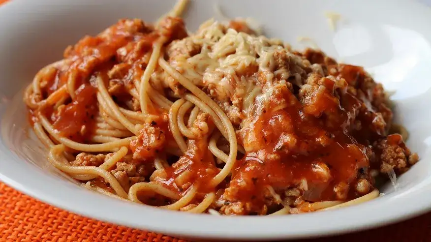 Zdjęcie Szybkie spaghetti z przecierem pomidorowym - prosty przepis na obiad