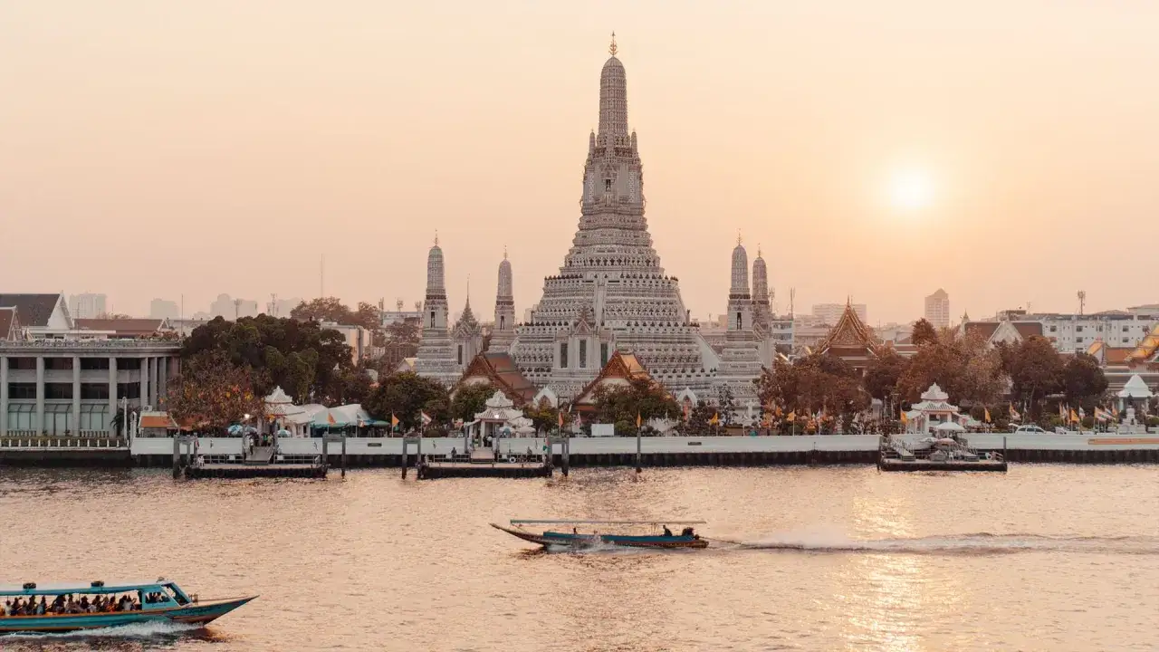 Sonnenuntergang über dem Wat Arun in Bangkok. Ein perfekter Anblick für eine Reise nach Bangkok in 2 Tagen.