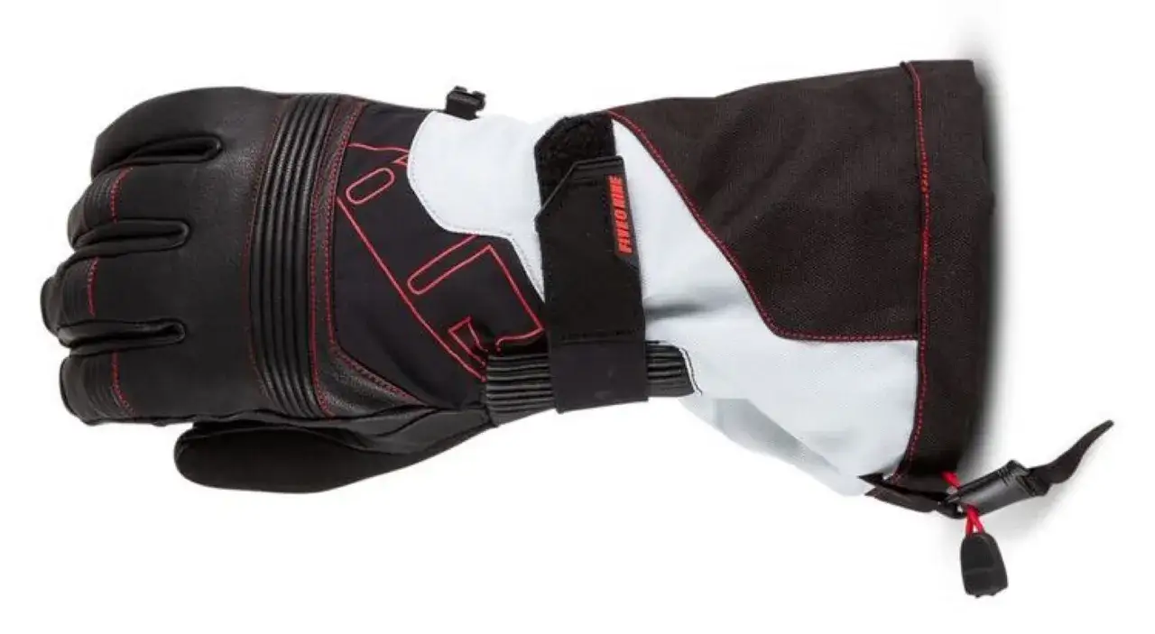 Guante negro con detalles rojos, ideal para el frío. ¿Primoloft vs Gore-Tex? Este guante ofrece gran protección.
