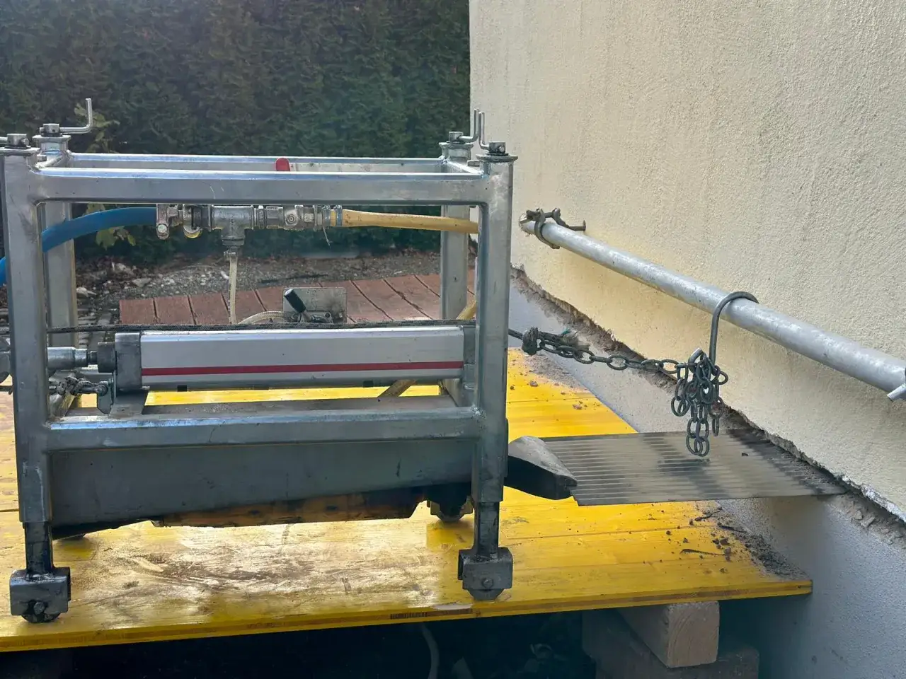 Gerät zur Horizontalsperre mit Blech wird in die Wand eingeführt.