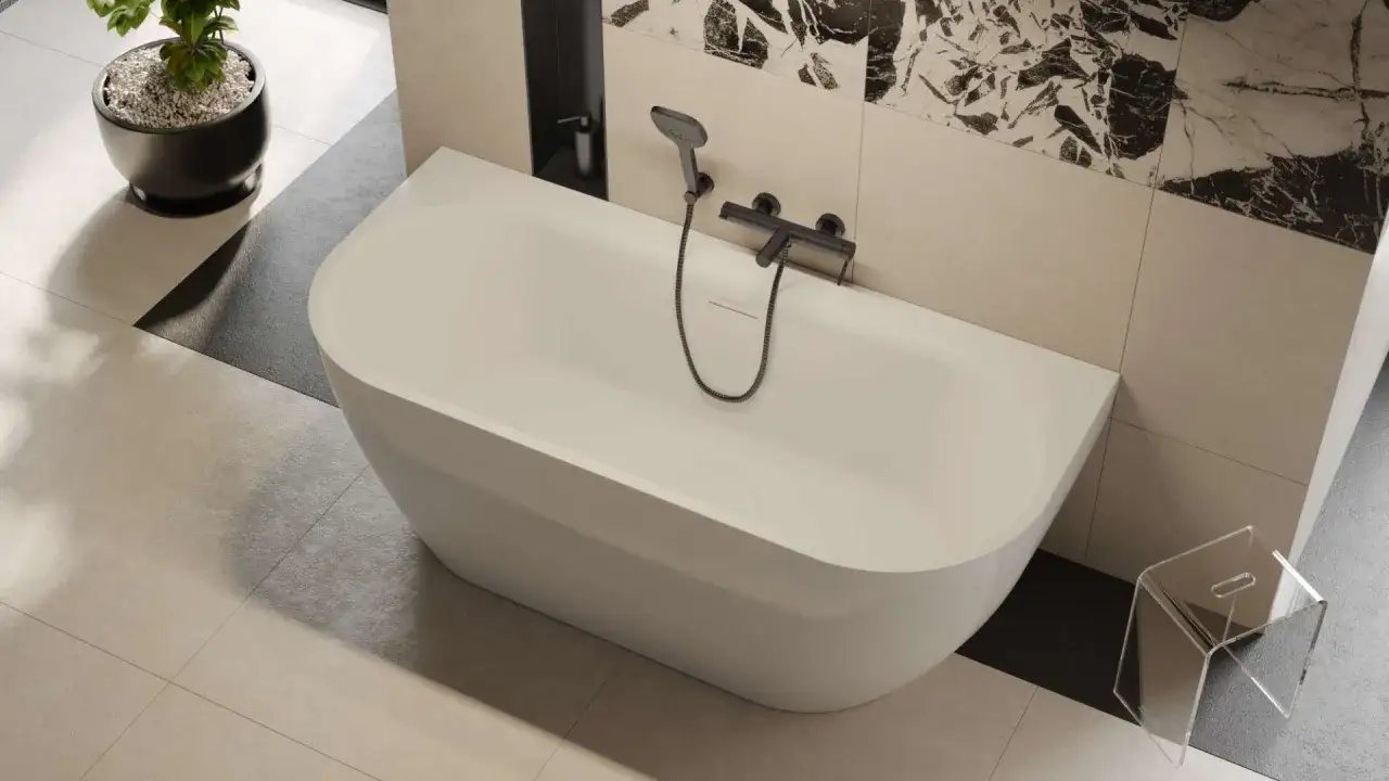 Nowoczesna wanna z czarną słuchawką prysznicową z uchwytem i wężem. Elegancka łazienka z designerskimi płytkami.