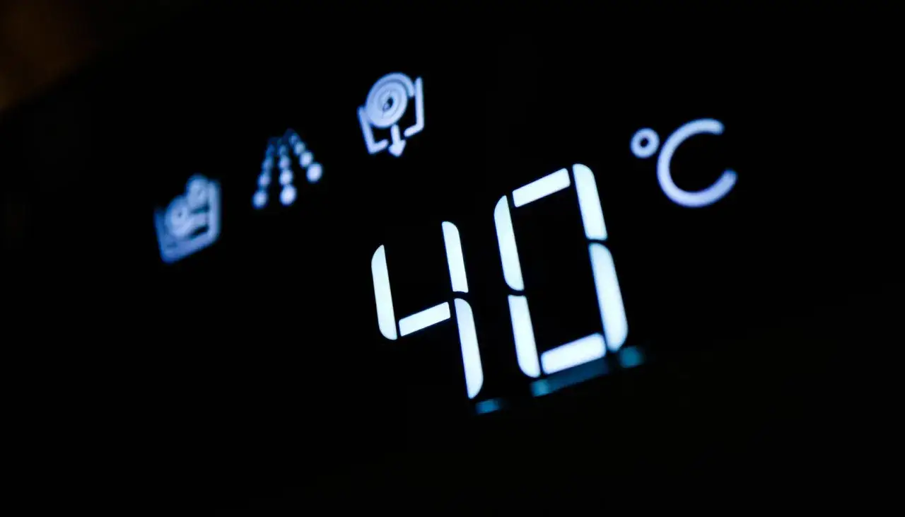 Display di una lavatrice: 40&deg;C, simbolo lavaggio cotone e indicatore durata.