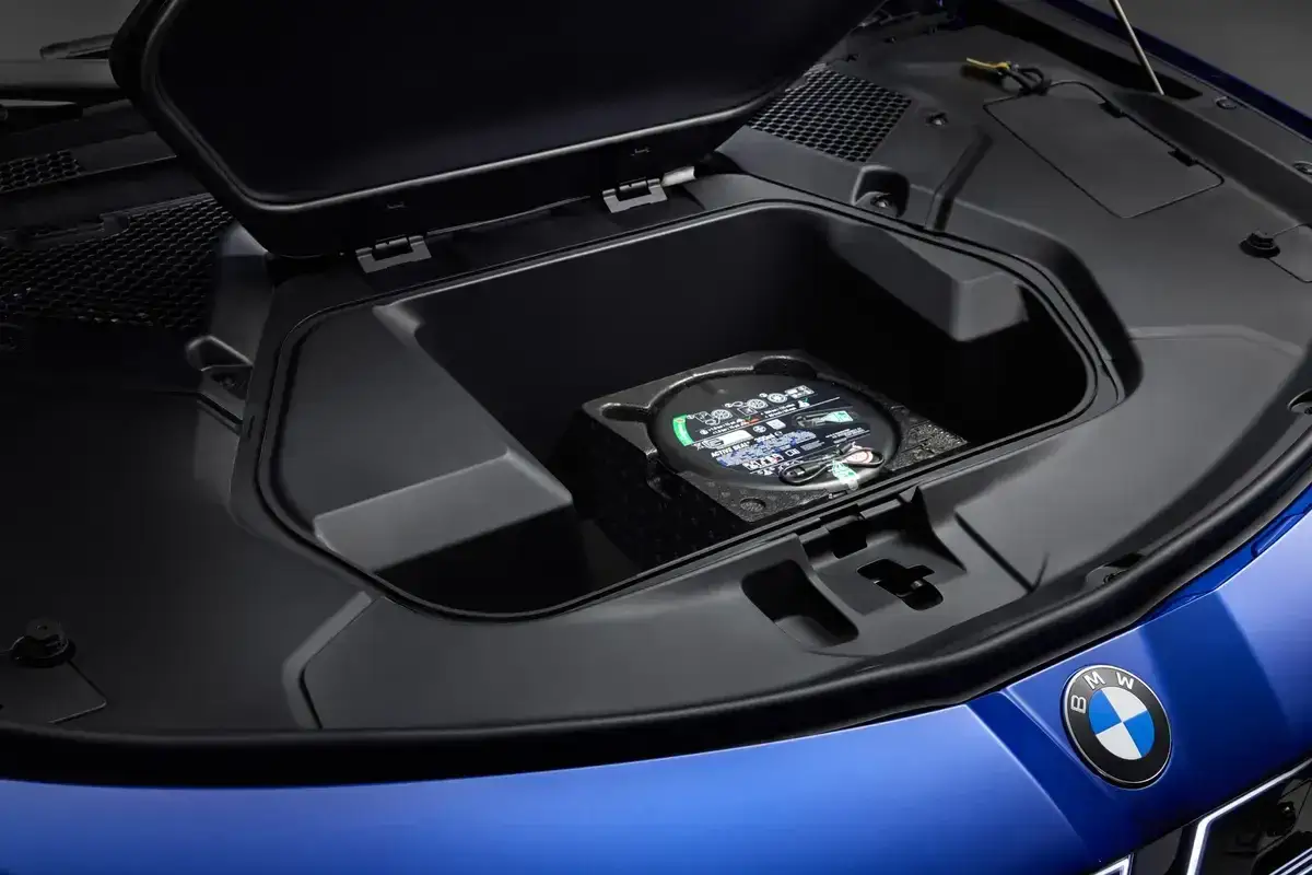 Maletero del BMW i3 con kit antipinchazos y llaves.