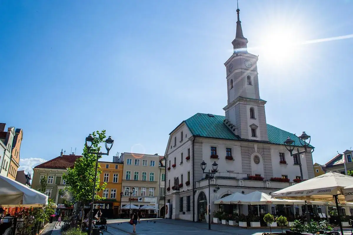 Rynek w Opolu, najmniejszym mieście w Polsce, z ratuszem i kawiarniami w słoneczny dzień.