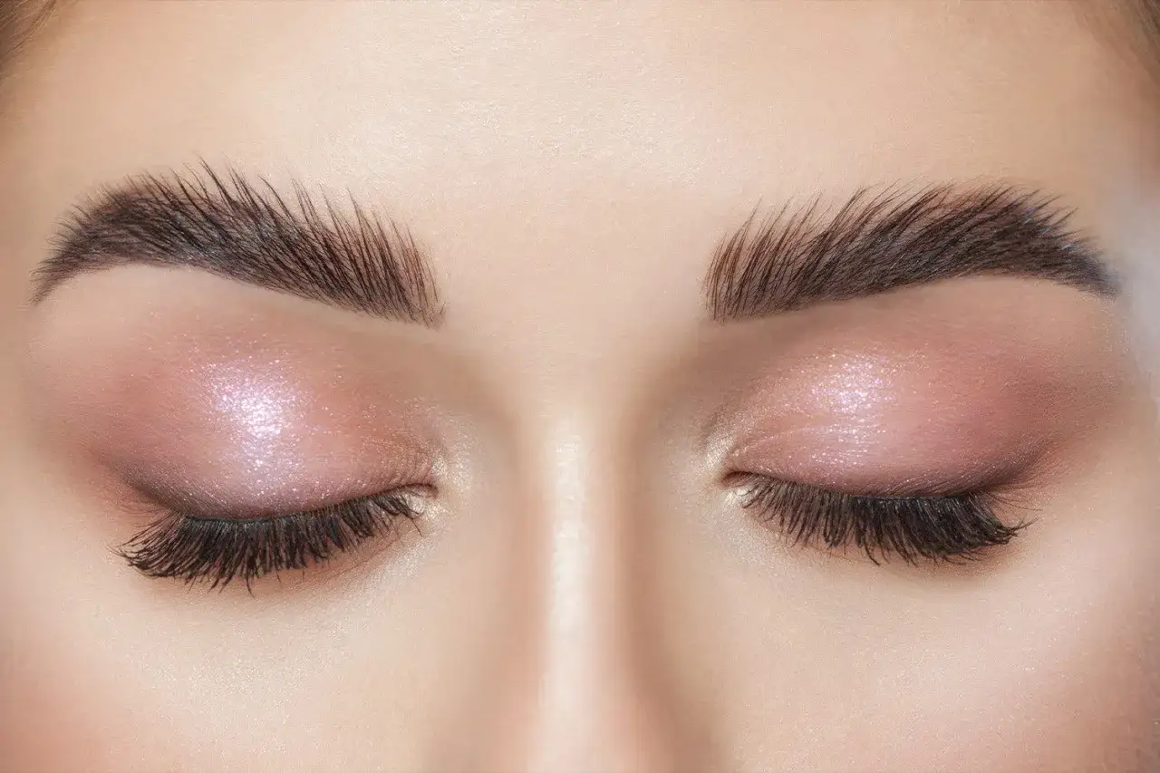 Yeux maquillés avec fard rose irisé et cils longs. Dommage que mon crayon pour les yeux ne marque pas, j'aurais aimé souligner ce regard.