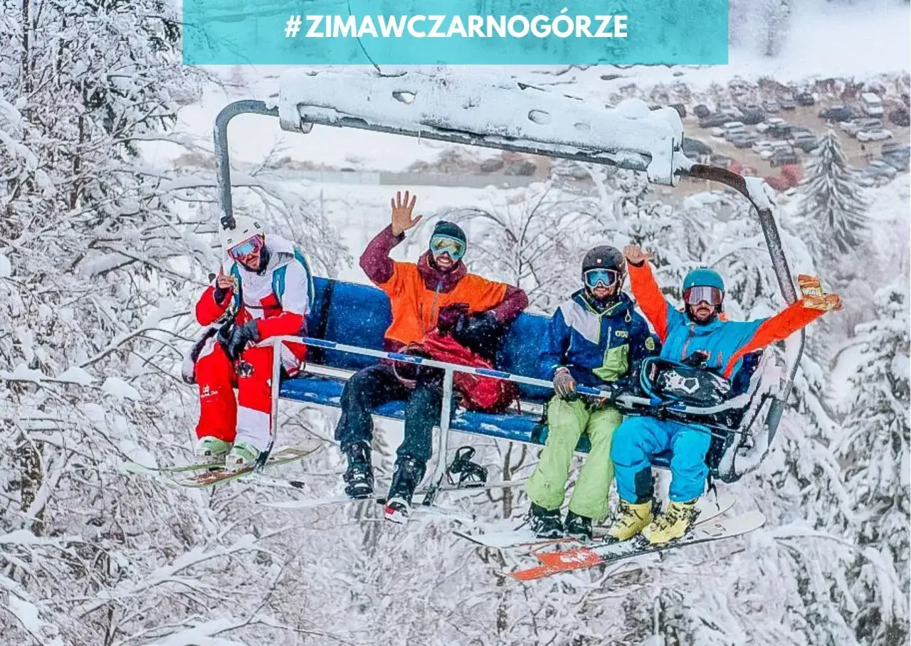 Czterech narciarzy na wyciągu krzesełkowym cieszy się zimą w Czarnogórze. W tle śnieżny las i parking.