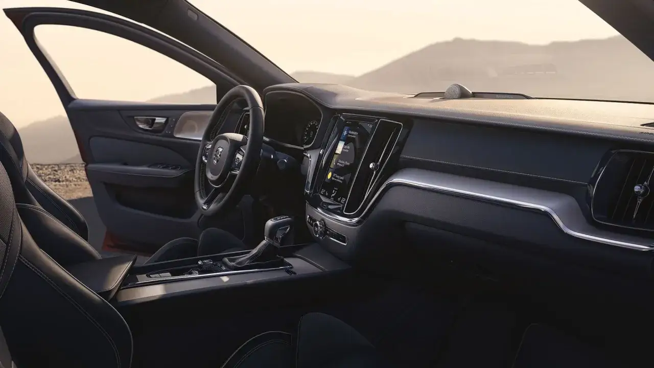 Wnętrze Volvo S60 z ekranem multimediów. Zastanawiasz się, jaki silnik wybrać do tego modelu?