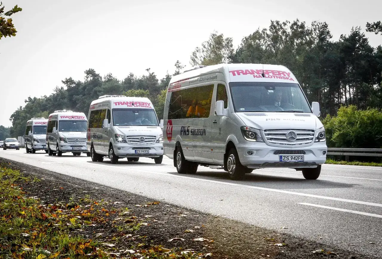 Konwój busów z napisem 
