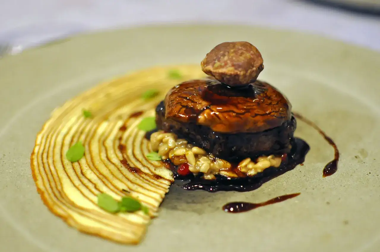 Wykwintne danie z polędwicy wołowej, risotto i karmelizowanego jabłka, jak z atelier Amaro.